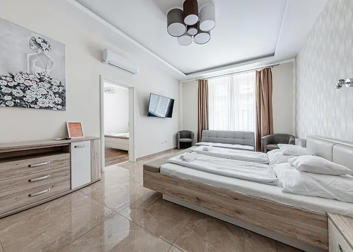 Marble Royal Suite & Studio- Near The City Park