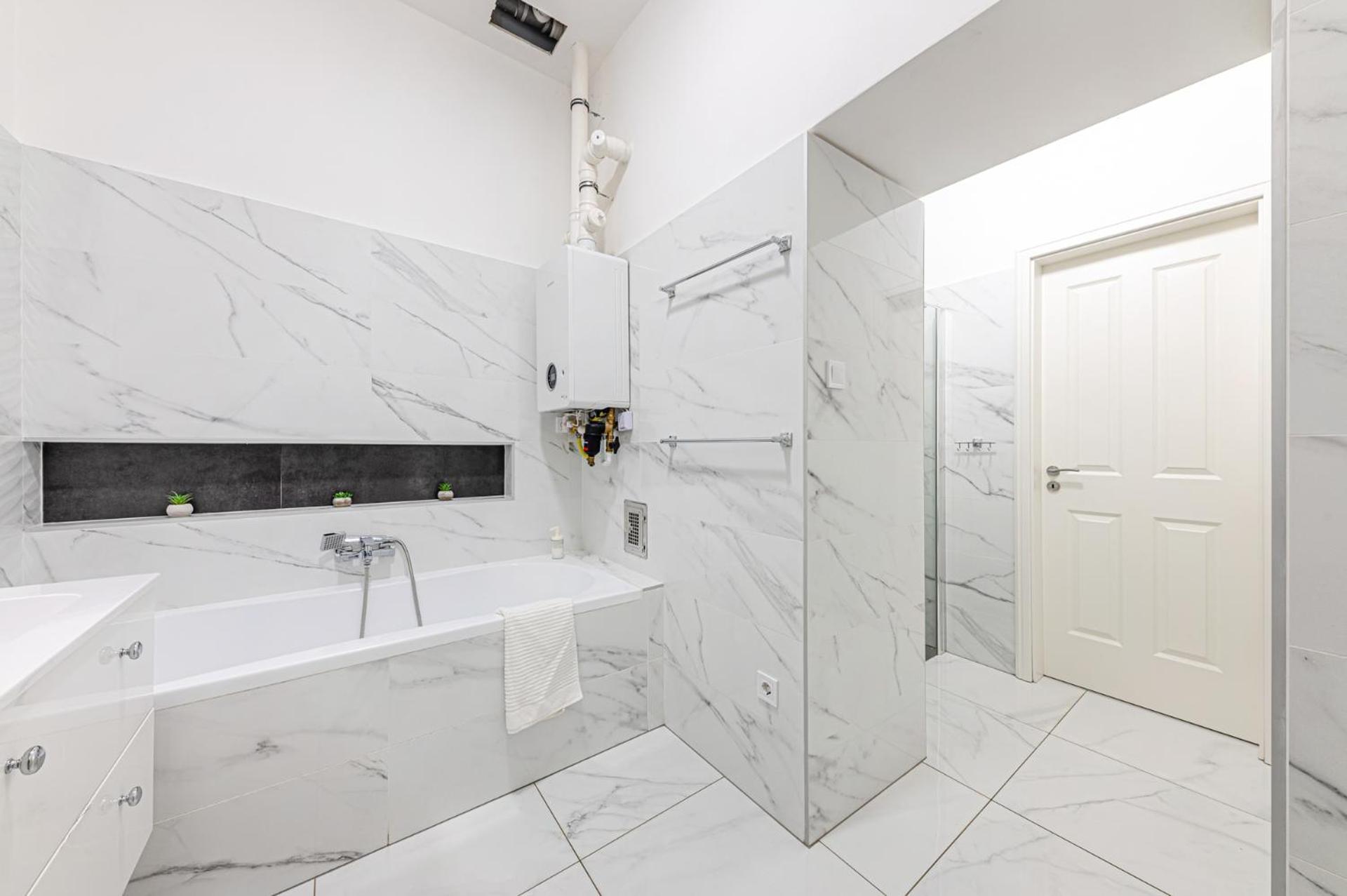 Marble Royal & Studio- Near The Park Apartament