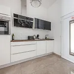 Marble Royal Suite & Studio- Near The City Park
